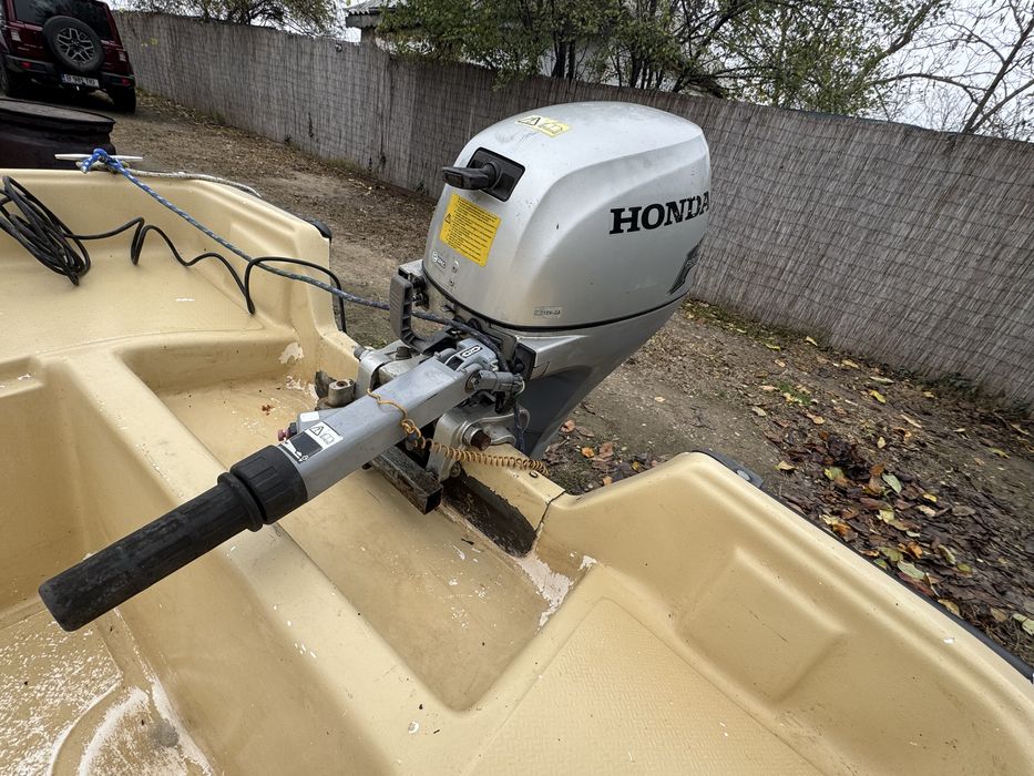 Barca cu motor si peridoc