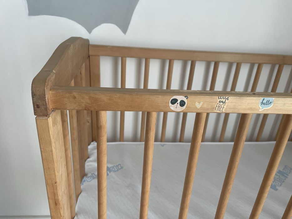 Co-sleeper din lemn transformabil in patut bebe