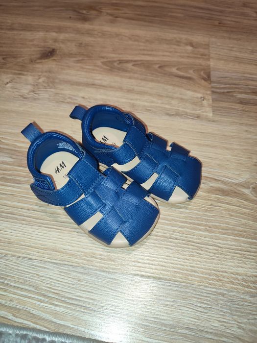 Чисто нови бебешки сандали H&M