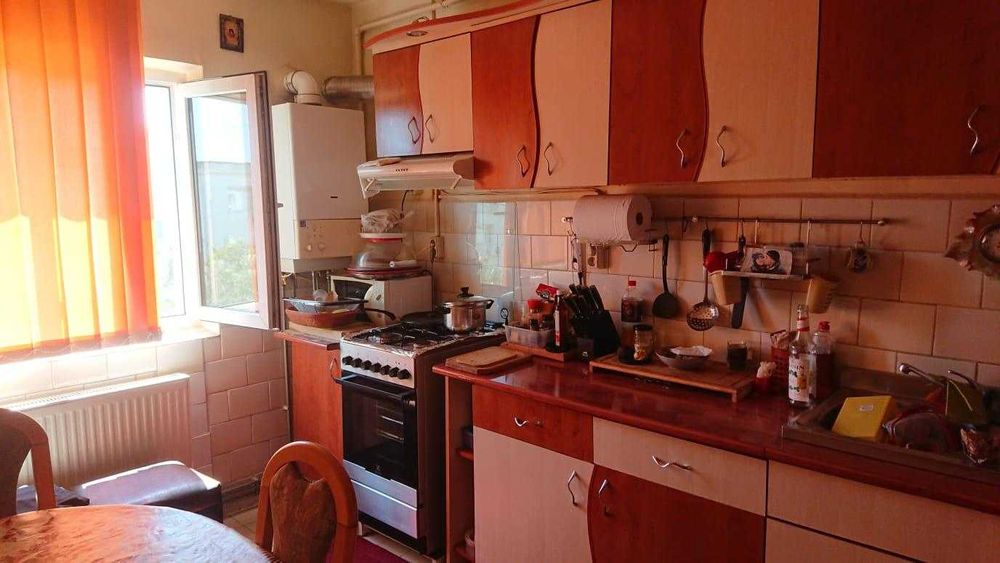 Apartament doua camere, spațios, decomandat