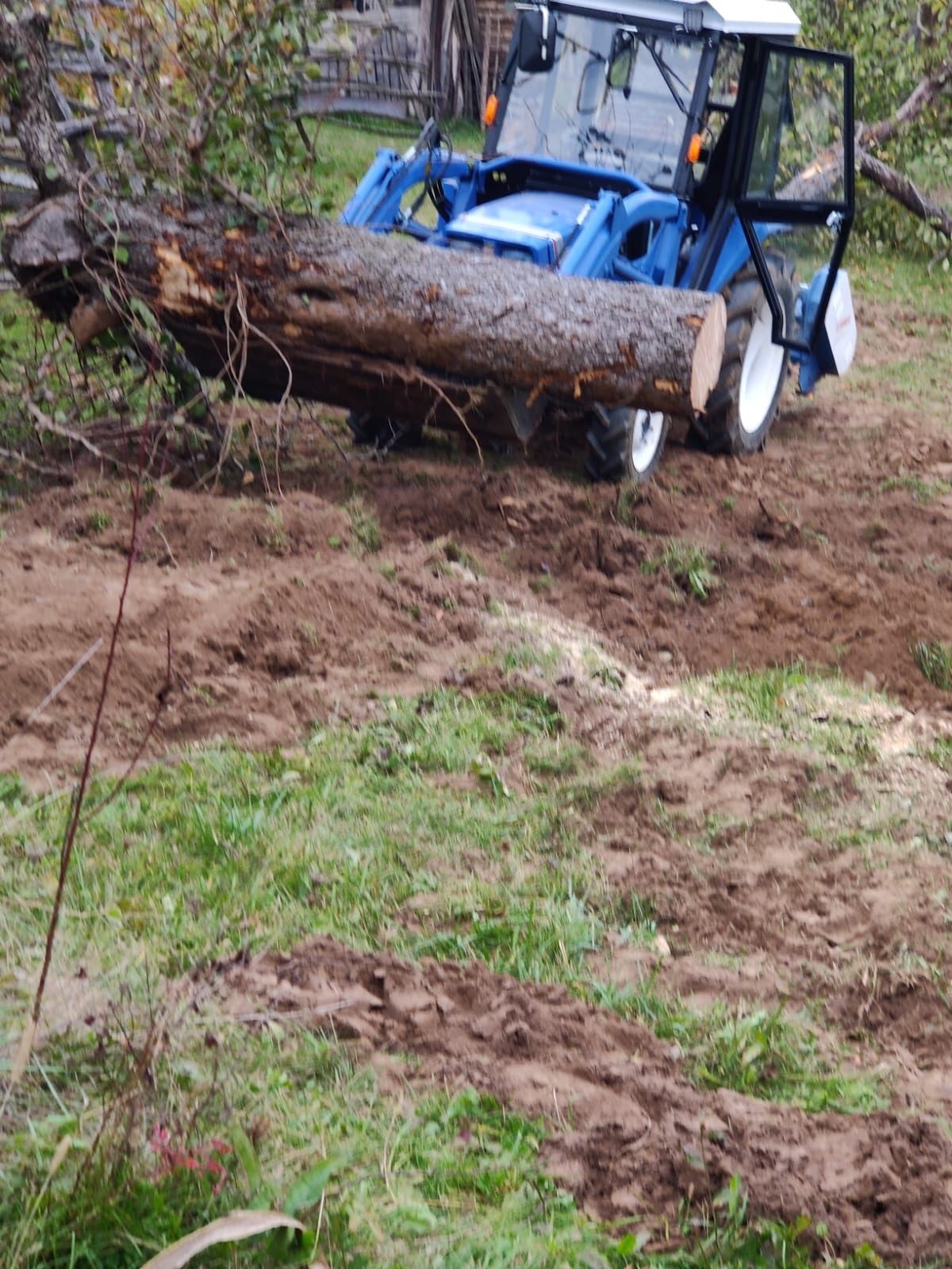 Tractor japonez Iseki cu încărcător frontal