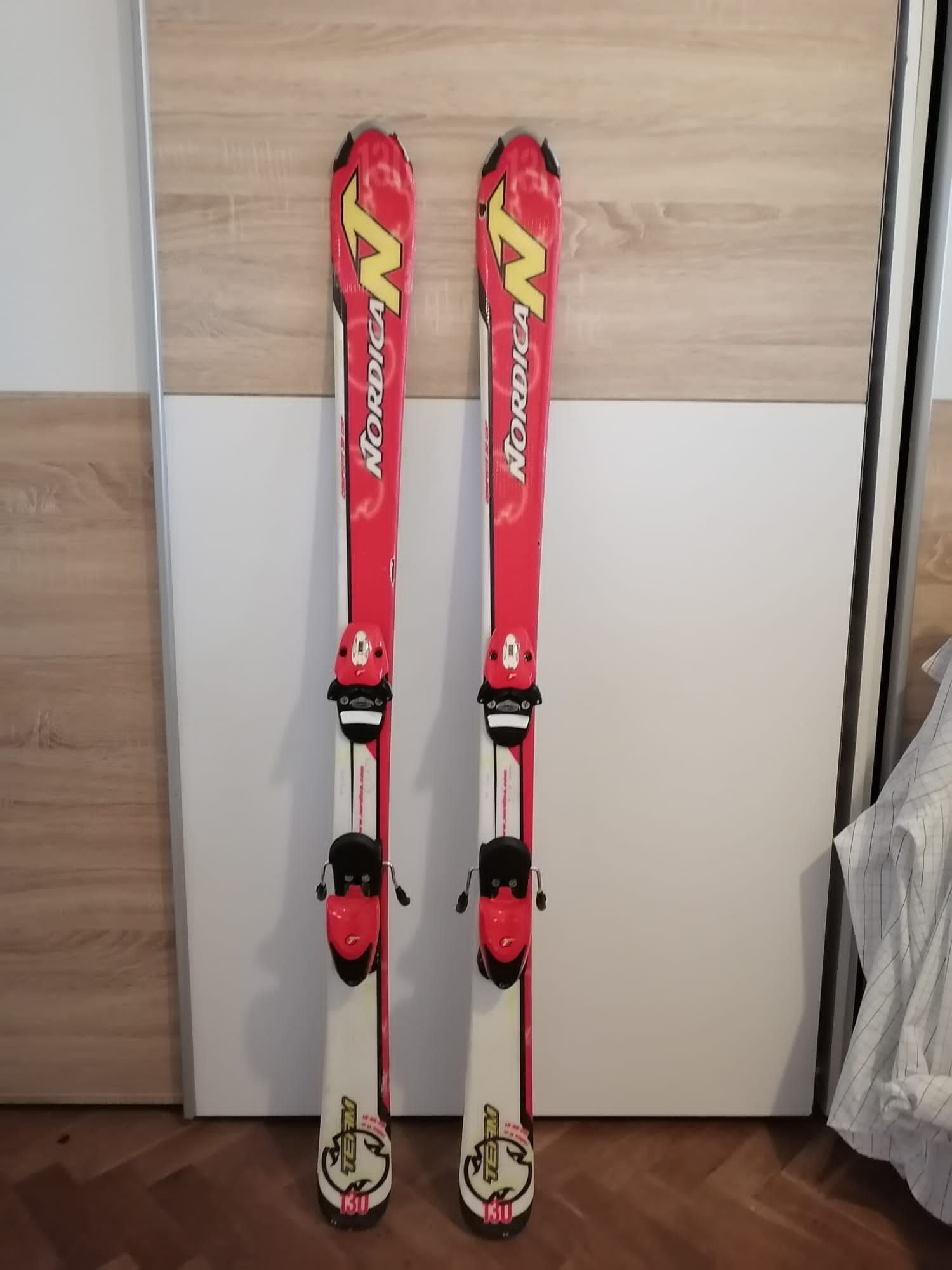 Vând schiuri Nordica 130 cm