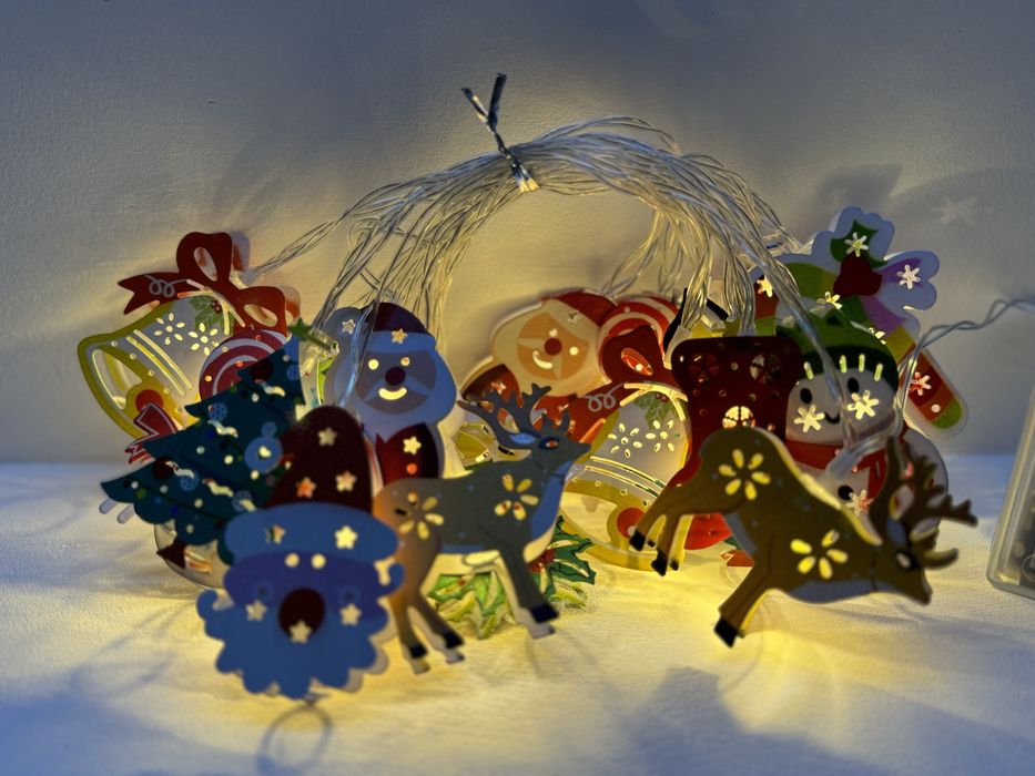 Новогодняя LED-гирлянда с игрушками