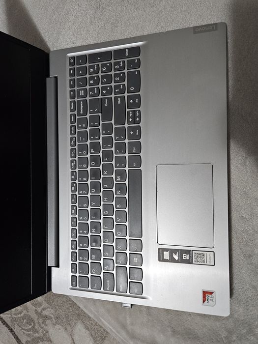 Vând laptop Lenovo l 81N3. Reducere pentru elevi.