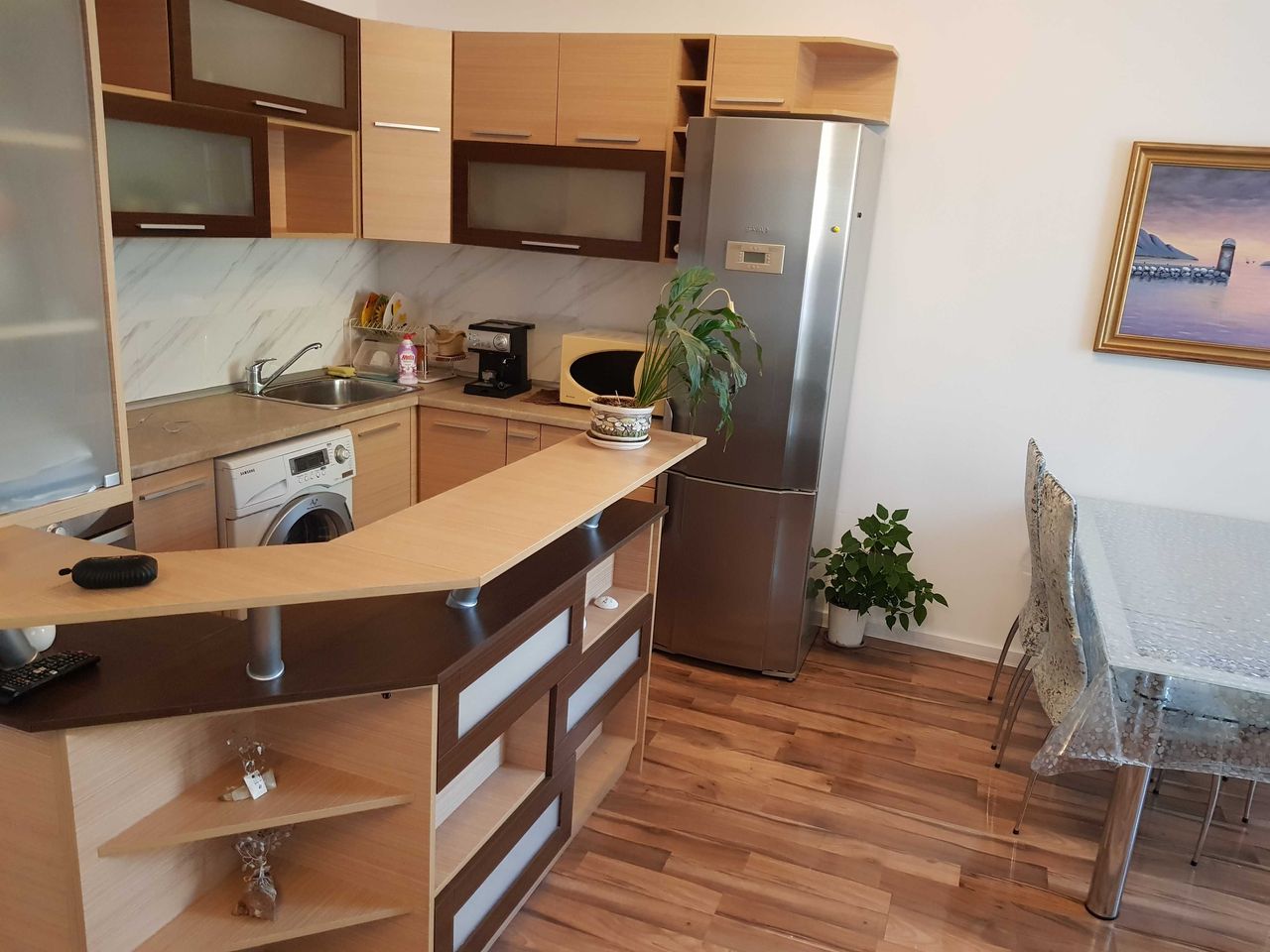 Дава се под наем Тристаен апартамент в Перник, Център - 100 кв.м за 433.5 € - Снимка #2