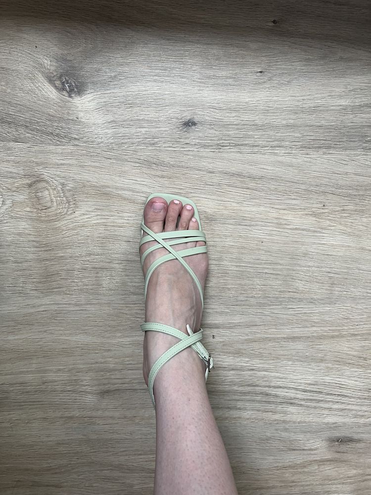 светлозелени сандали