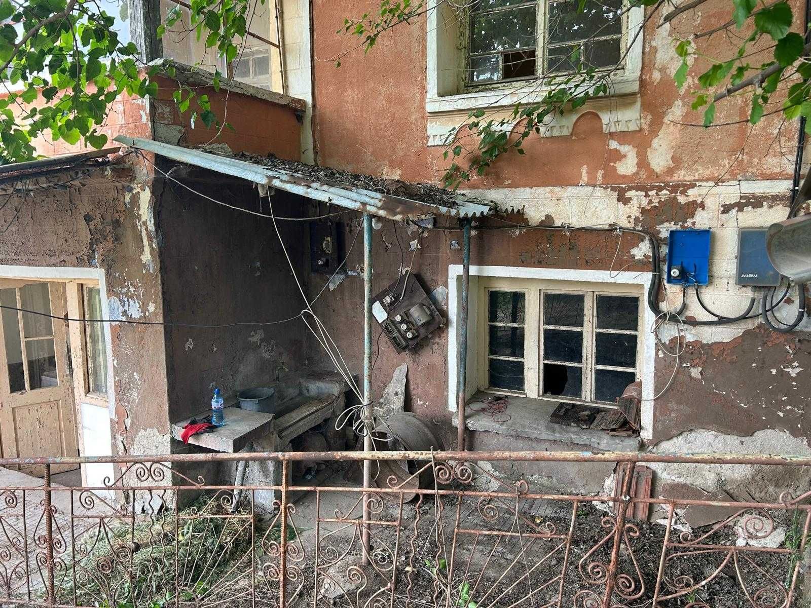 Продава се къща с голям двор