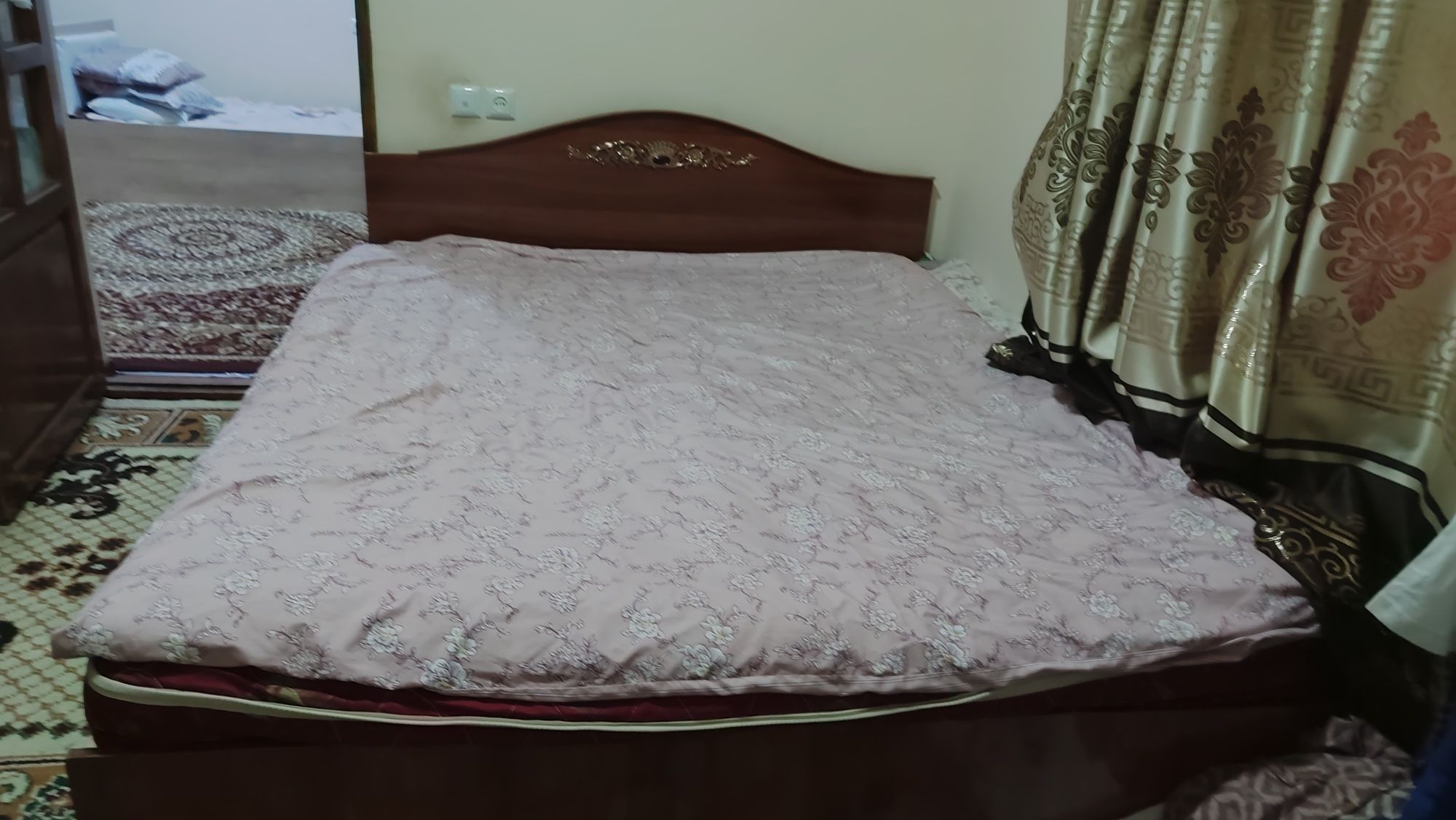Katta hajmdagi divan sotiladi