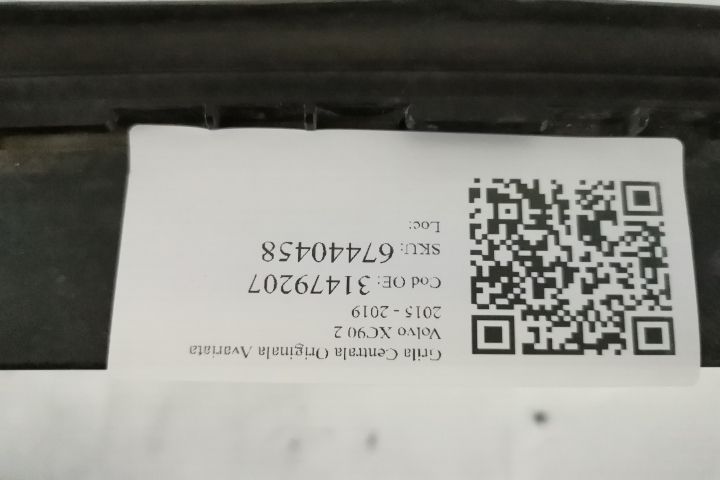 Волво ХЦ90 / Volvo XC90 Оригинална централна решетка, повредена