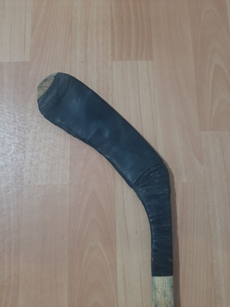 Клюшка JOFA + 2 шайбы. Б/у. Левый хват.