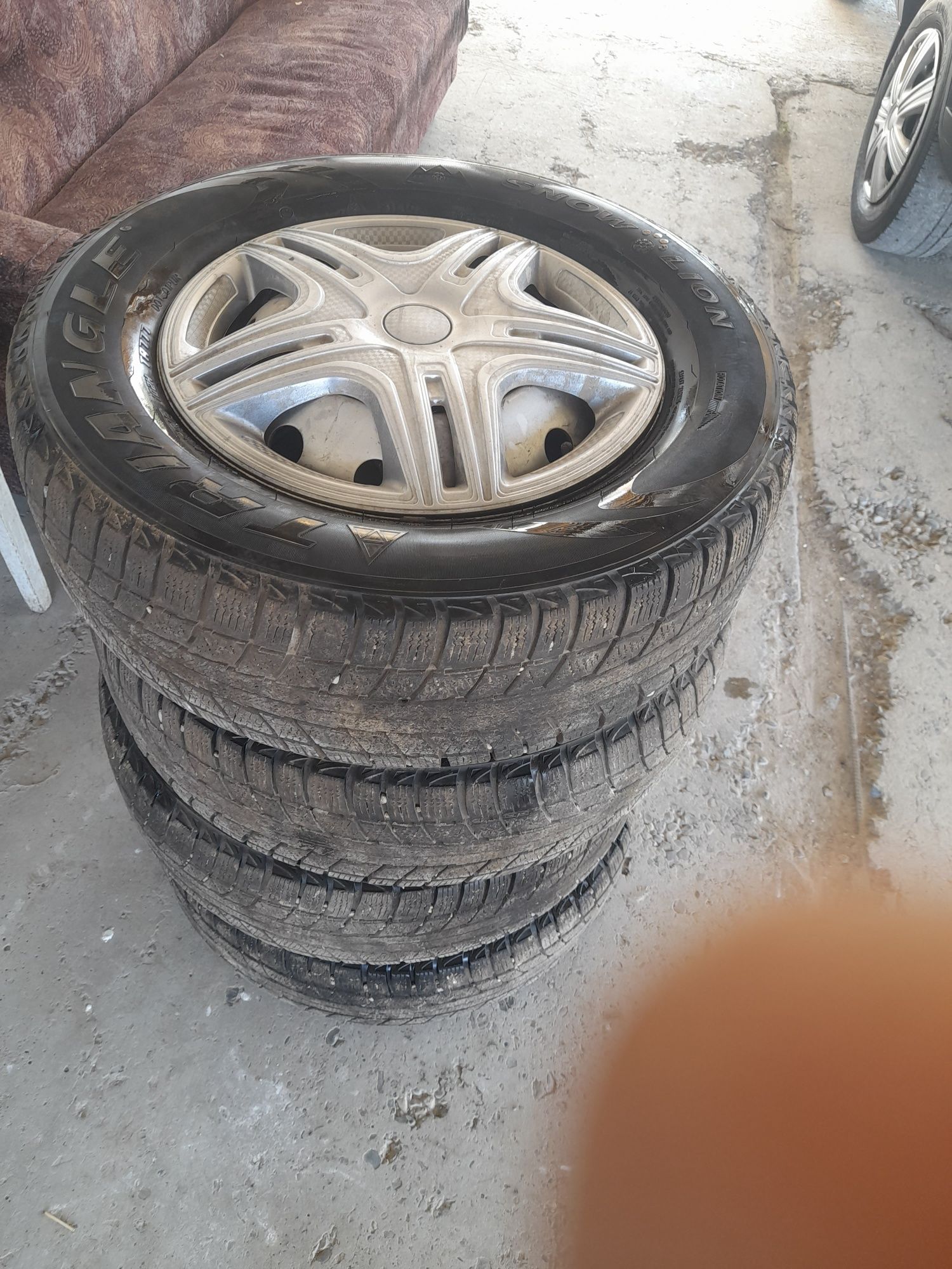 Продам шины  215.65.р16
