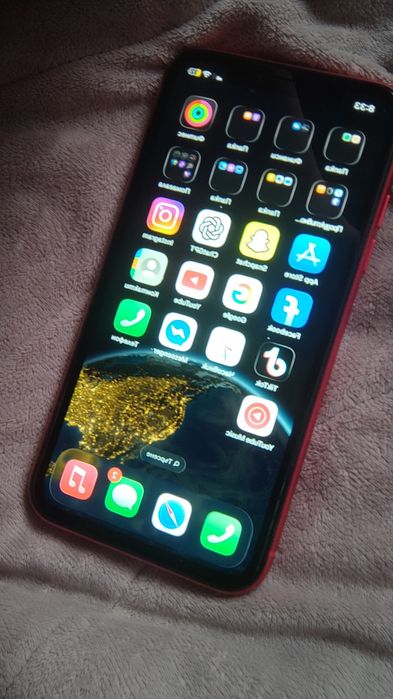iPhone 11  червен