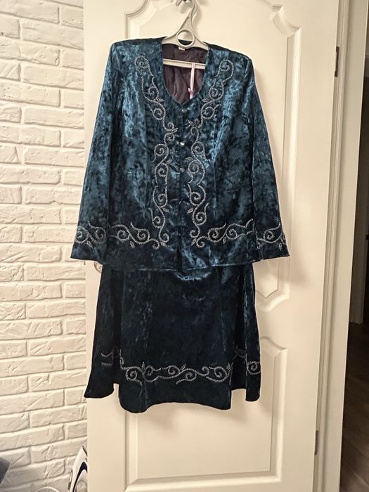 Продам костюм с орнаментом из бисера