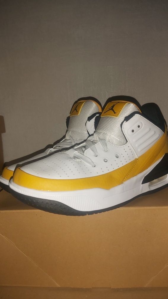 Nike Air Jordan Max Aura 5 - Номер 37.5