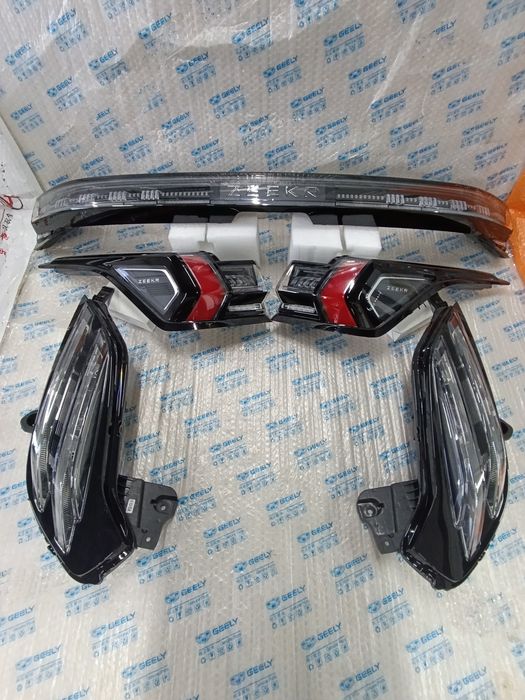 Передняя задняя фара и дверь на Zeekr 001