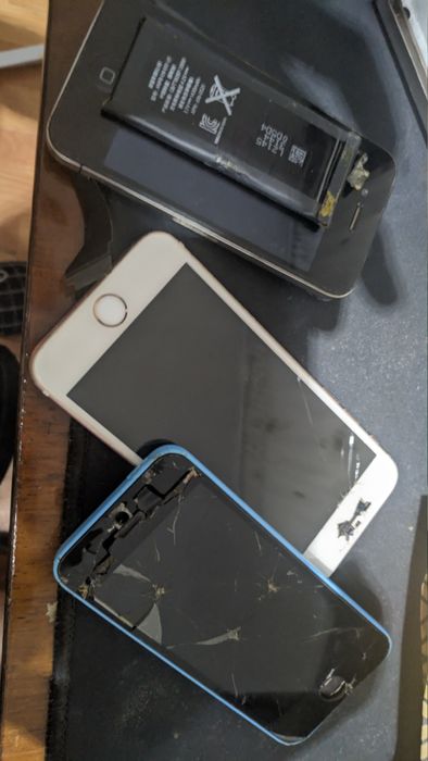4 iPhone-uri pentru piese