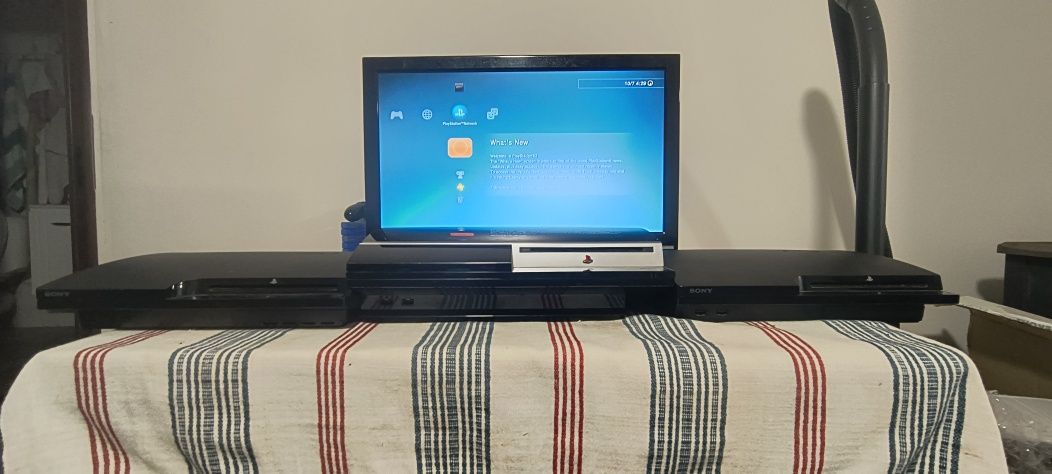 Продавам 3 playstation 3 плюс 1DVD и три кабела