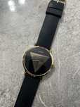 Ceas unisex , Guess , este folosit , are mici zgarieturi pe spate