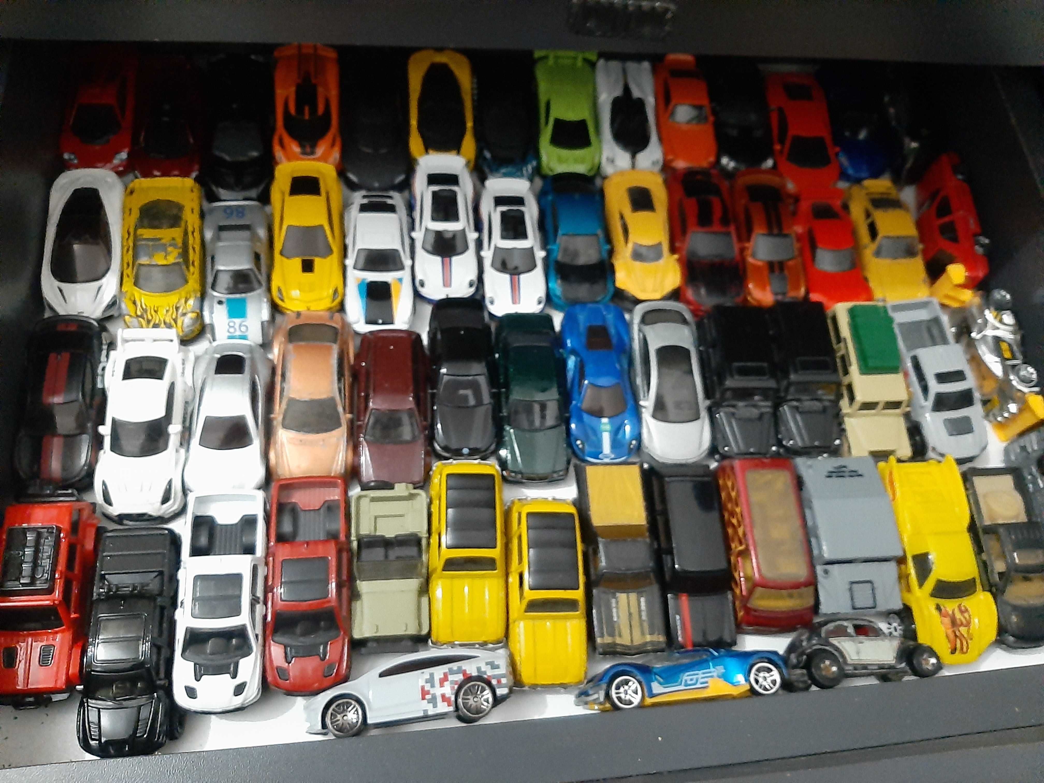 Vand lot masinute hotwheels si camioane de jucarie