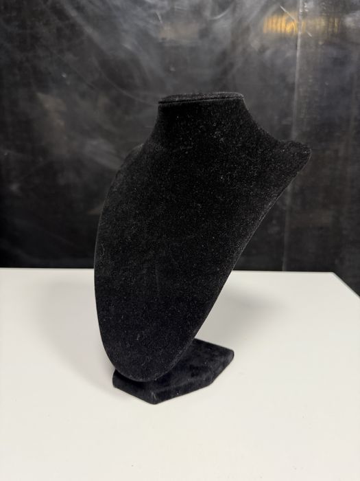 Бюстове и стойки за бижута