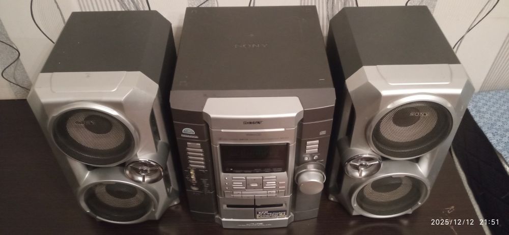 Музыкальный центр Sony в хорошем состоянии