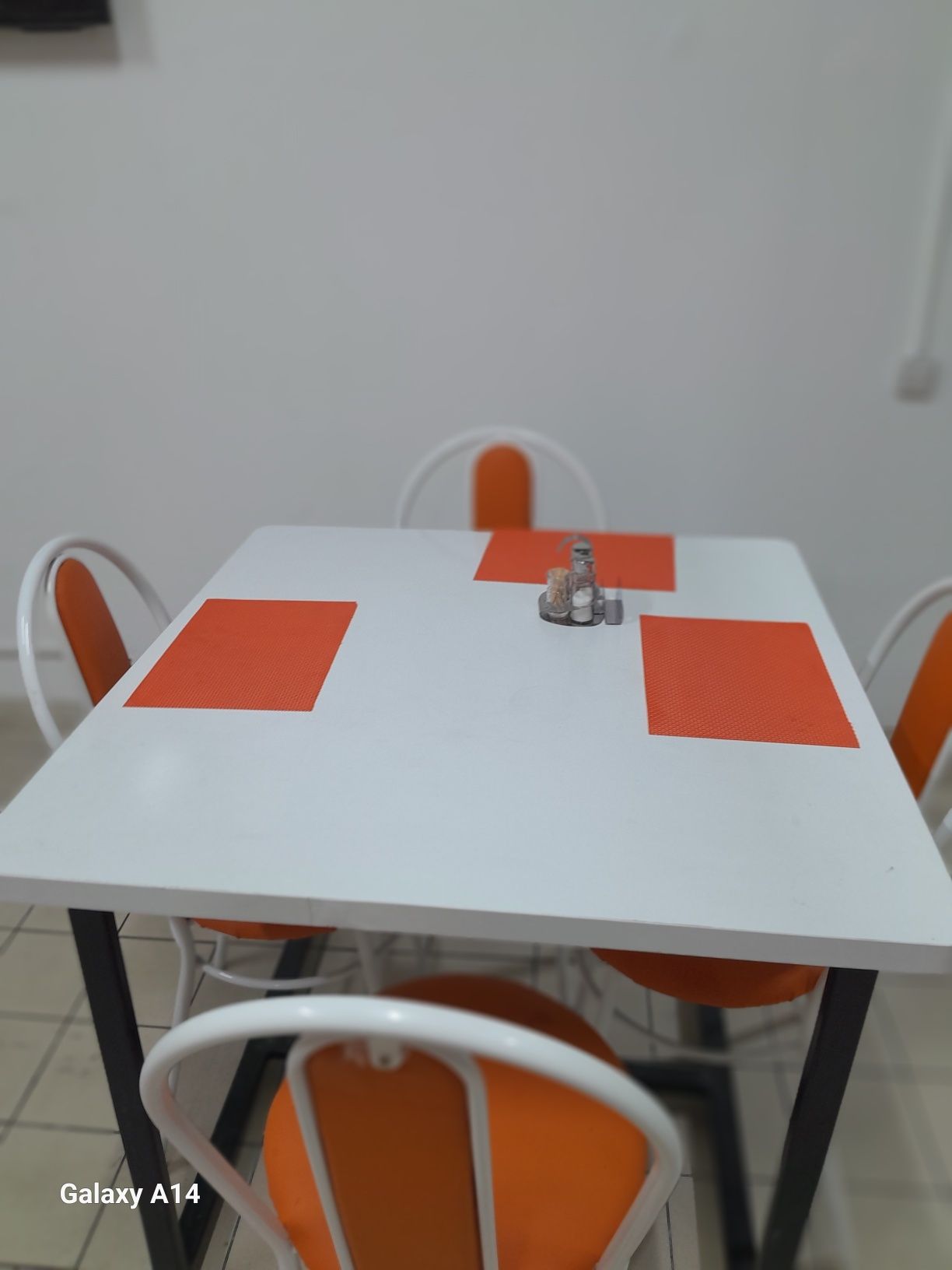 Продаю столы, почти новы