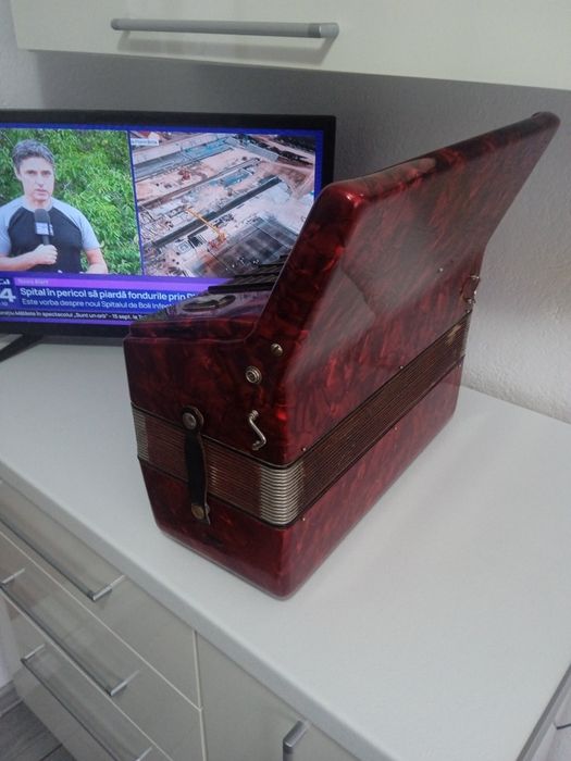 Vând acordeon Weltmaister Stella 48 basi