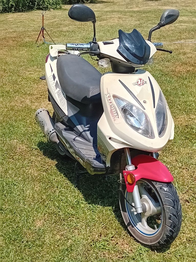 Vând scuter pe benzina