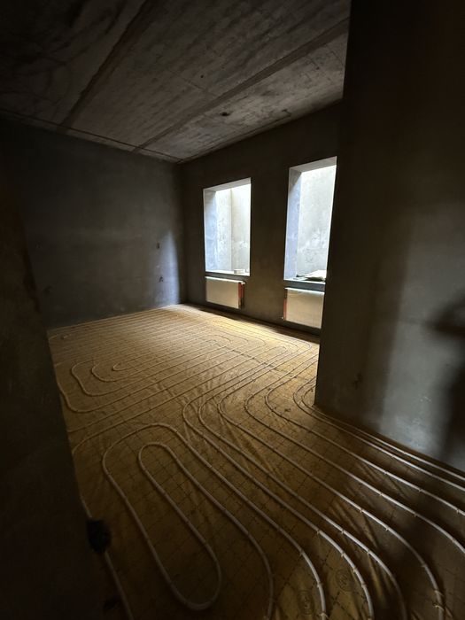 Участок, коробка с сантехникой, электрикой и бассейном