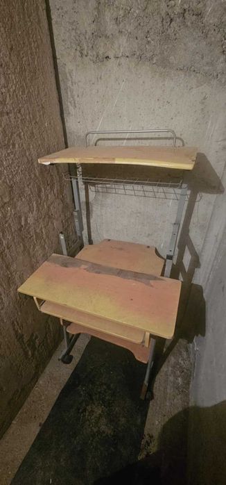 Компютърна маса с дървени повърхности и метален скелет