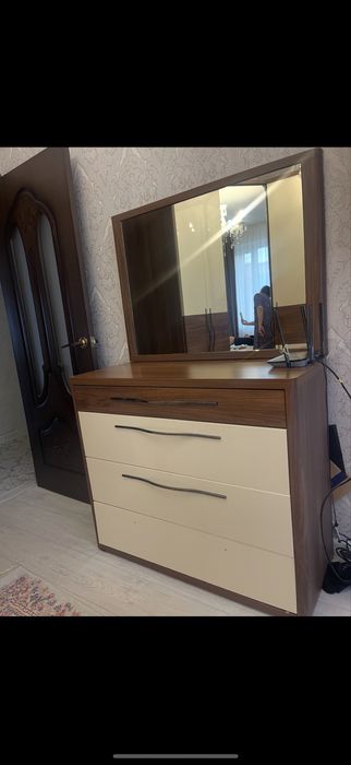 Продам комод с зеркалом