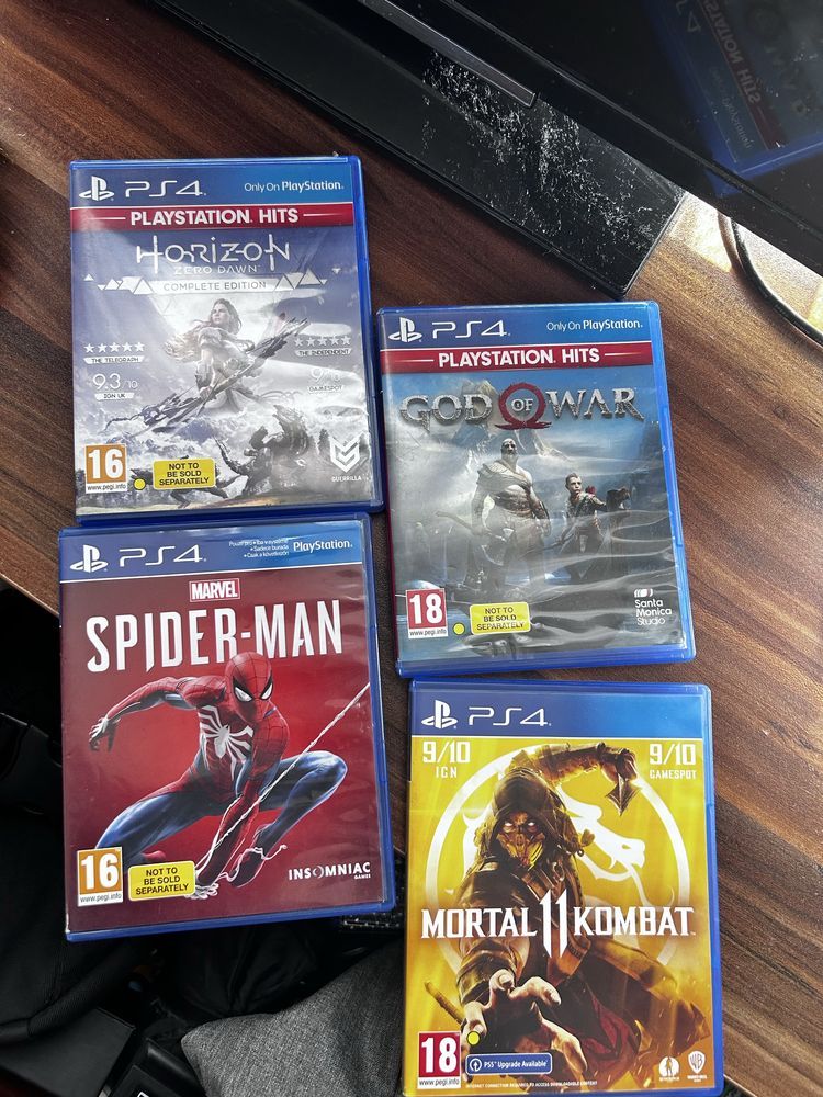 Продавам PlayStation4 slim 1000GB с един джойстик