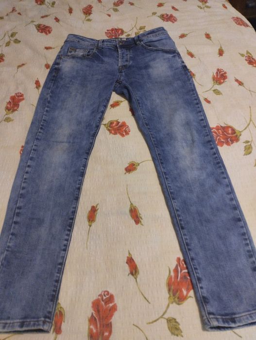 Vând blugii mărime XS