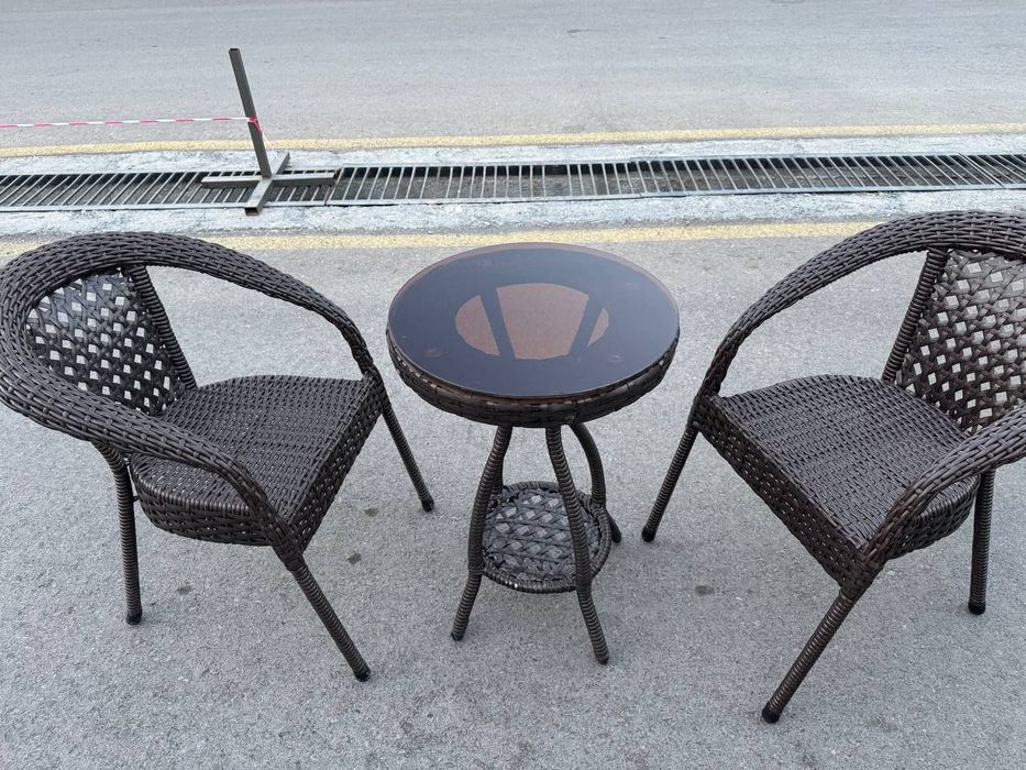 Стол и стулья из ротанга