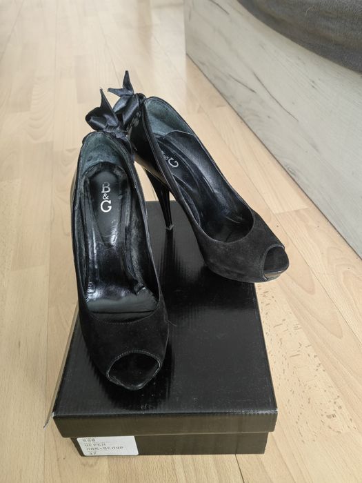 Обувки на ток естествен велур и лак