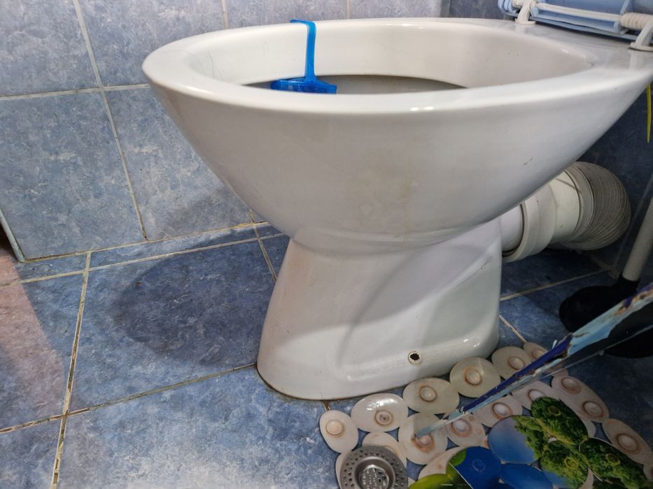 Baie : cada, chiuveta, WC, radiator etc