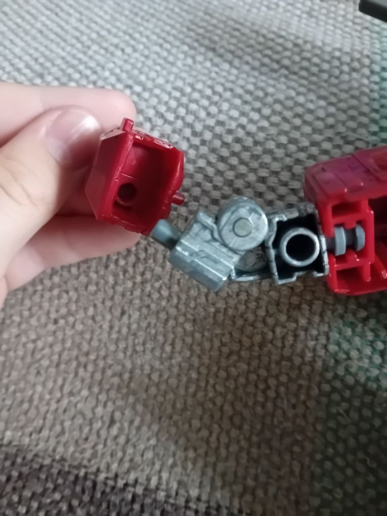 vând figurina Transformers Optimus Prime war for cybertron