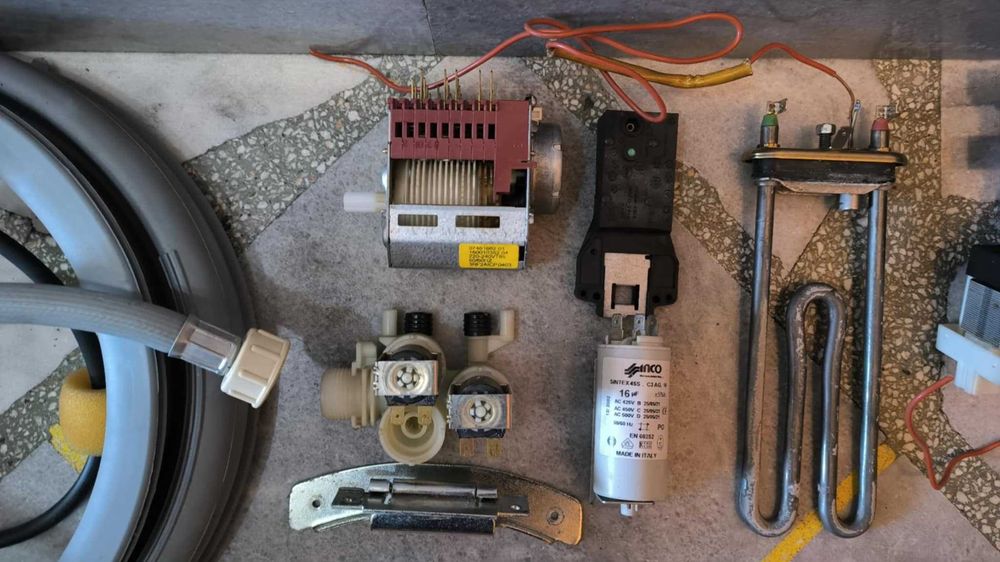 Продавам пералня Индезит на части