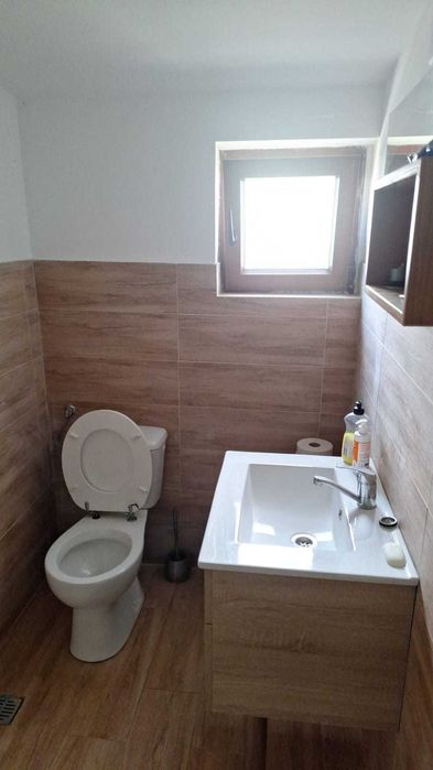 Inchiriez casa de lemn