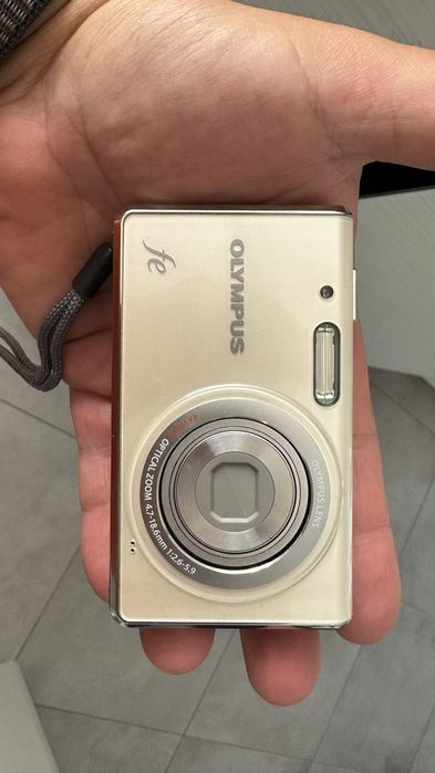 Aparat foto Olympus , mic si frumos . Impecabil cu accesorii.