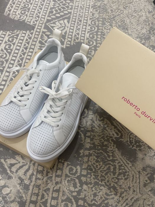 Белые кроссовки — новые, в коробке