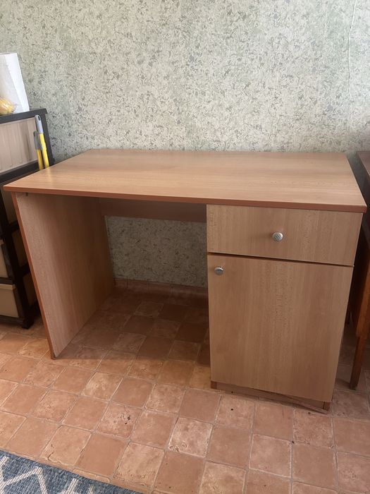 Офис Бюро с чекмедже