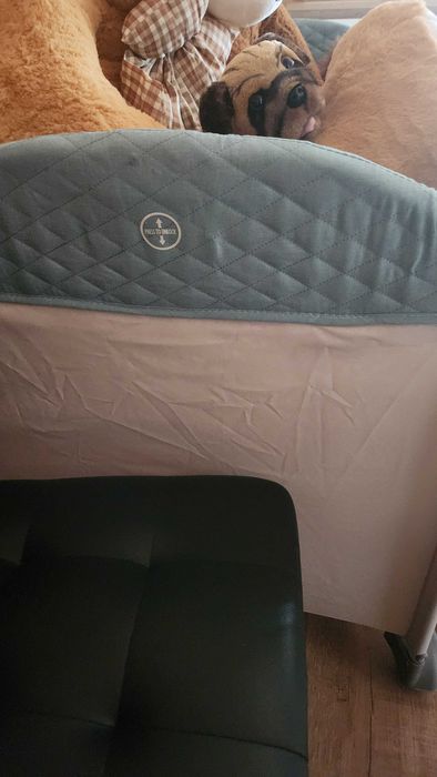 Бебешки кошари едната е сгъваема, другата е дървена