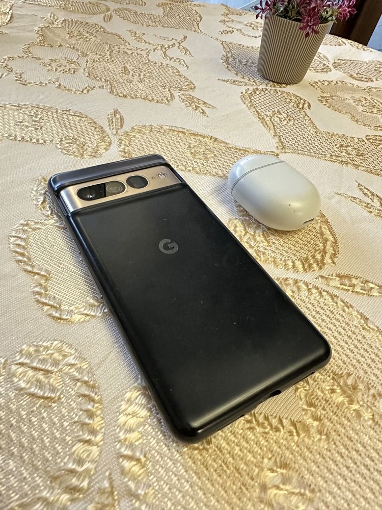 GOOGLE PIXEL 7 PRO с наушниками