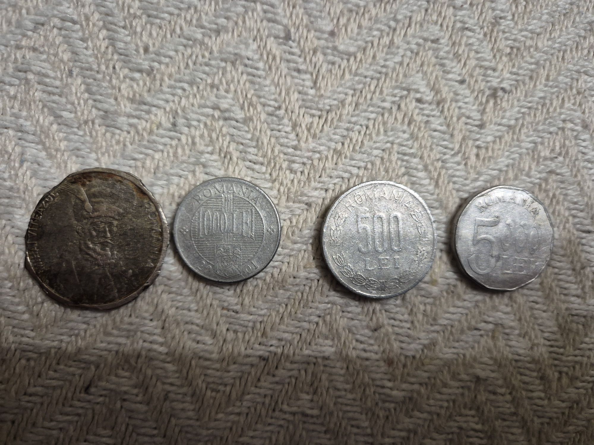 Monede vechi în stare buna, doar cea de 100 lei este ruginita