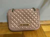 Продавам оригинална дамска чанта Moschino