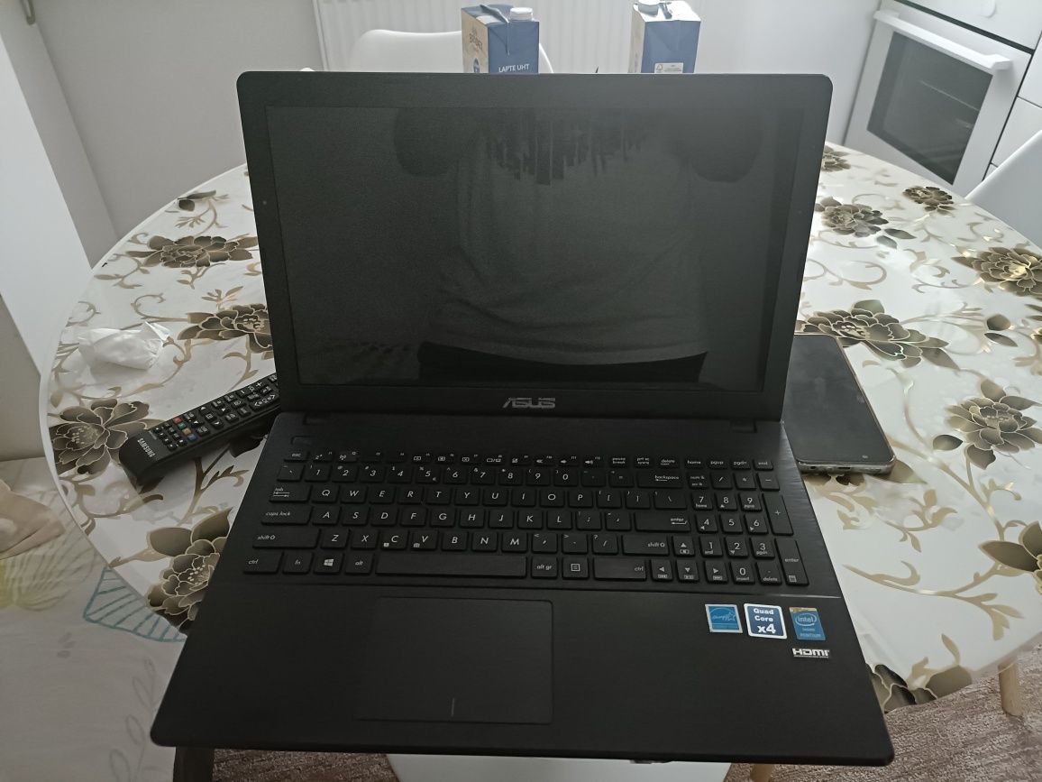 Vând laptop fara incarcator