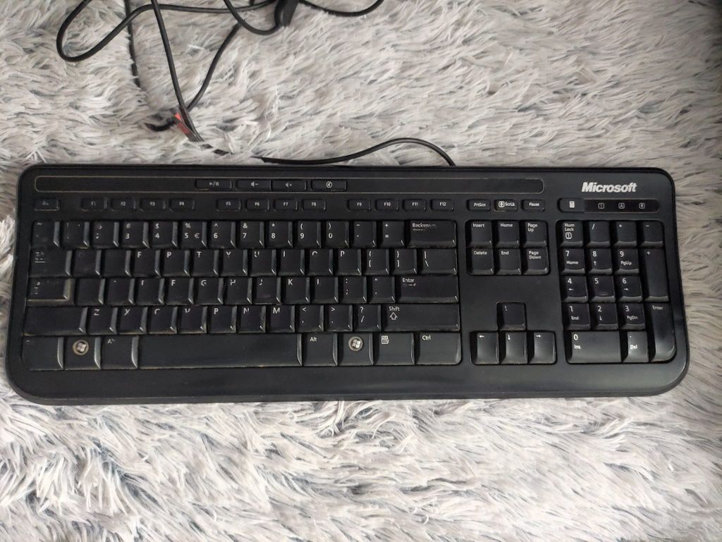 Tastatura cu fir