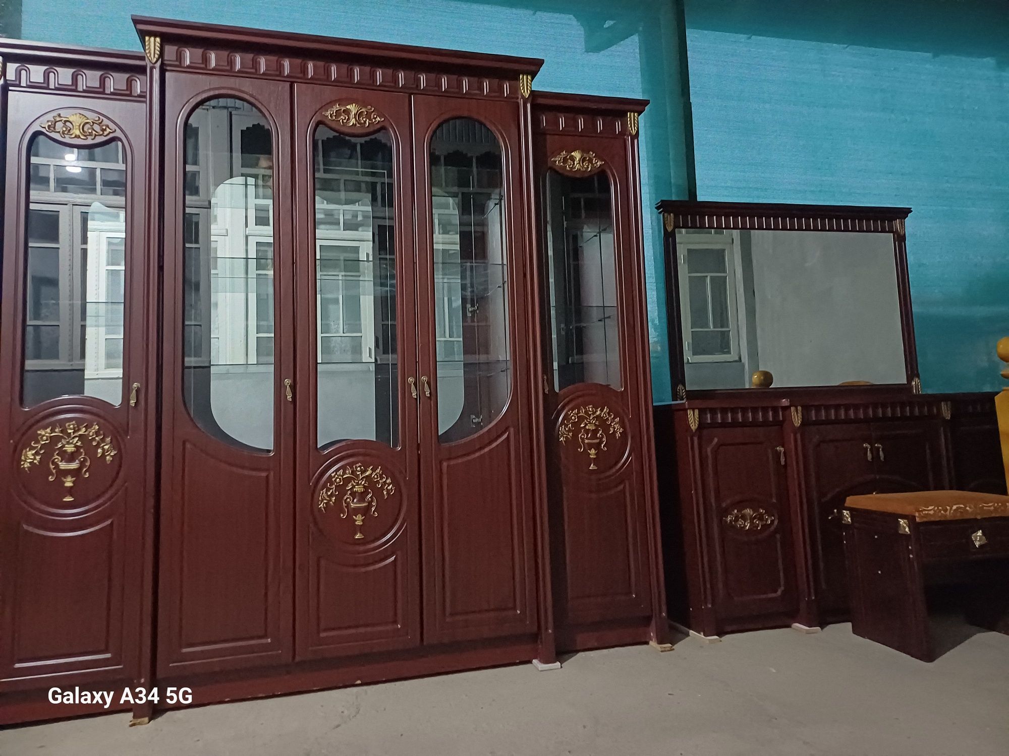 Сервант, трюмо с зеркалом, столиком