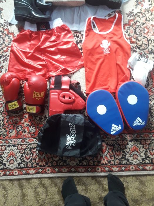 Продам набор боксерские принадлежностей на мальчика 8-9лет